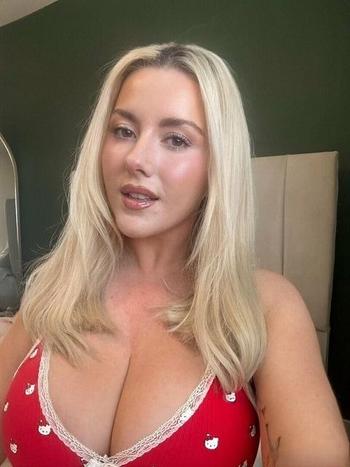 Martina, 28  female escort, Dover
